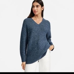 EVERLANE Link-Stitch V-Neck Sweater blue